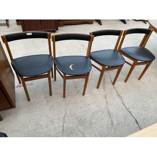 2439 - A SET OF FOUR RETRO TEAK DINING CHAIRS WITH BLACK OVULAR FAUX LEATHER SEATS, ROUNDED TOP RAIL