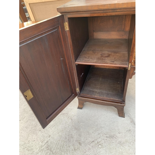 2475 - AN EDWARDIAN MAHOGANY PEDESTAL BREAKFRONT SIDEBOARD ENCLOSING TWO CUPBOARDS, ONE BEING A CELLARETTE ... 