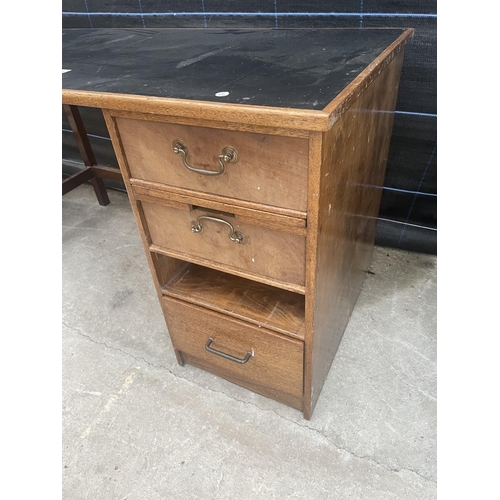 2578 - A MID 20TH CENTURY SINGLE PEDESTAL OFFICE DESK, 48X24