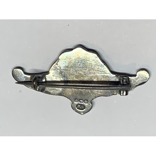 546 - AN ART NOUVEAU HALLMARKED SILVER AND ENAMELLED WING DESIGN BROOCH