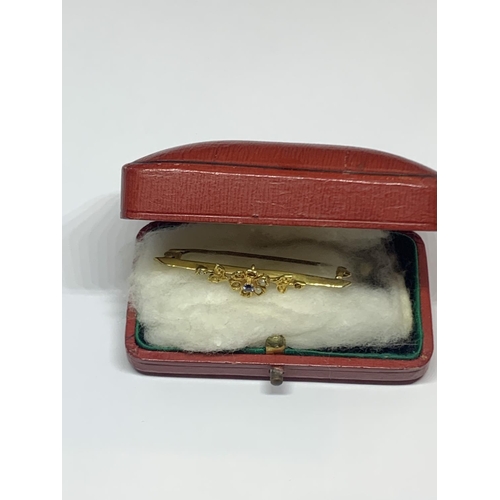 552 - A 10CT YELLOW GOLD FLORAL SEED PEARL BROOCH (MISSING SOME PEARLS), WEIGHT 2.25G, BOXED