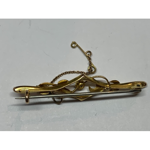 557 - A VINTAGE 9CT YELLOW GOLD PIN BROOCH, WEIGHT 1.96 G