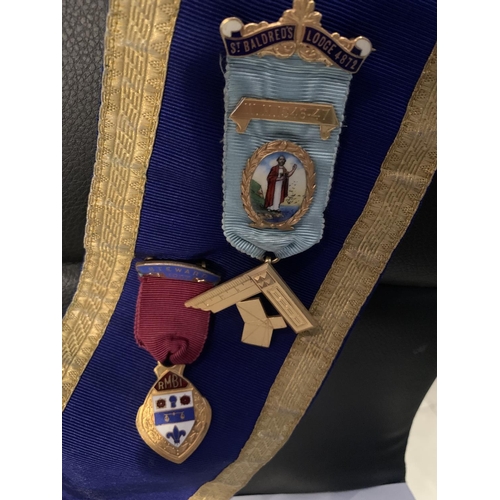 565 - A MASONIC SASH WITH HALLMARKED SILVER GILT FOB CHESHIRE FOB, FURTHER GILT MEDALS ETC