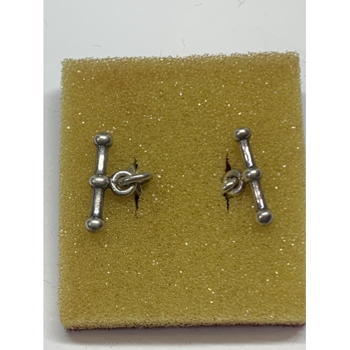 579 - A PAIR OF SILVER CUFFLINKS IN A PRESENTATION BOX