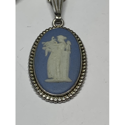 585 - A SILVER WEDGEWOOD JASPERWARE NECKLACE AND RING