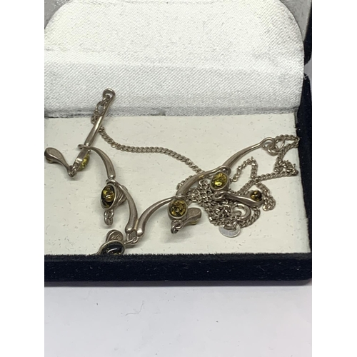 590 - A SILVER AND AMBER NECKLACE IN A PRESENTATION BOX