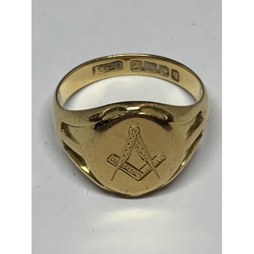 543 - A GENTS 18CT YELLOW GOLD SIGNET RING WITH MASONIC EMBLEM, WEIGHT 8.25G, SIZE P/Q