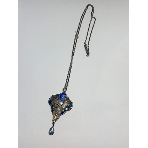 544 - AN ART NOUVEAU SILVER AND ENAMELLED PENDANT NECKLACE