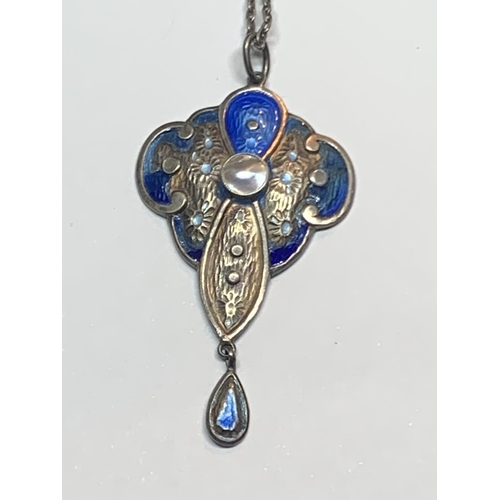 544 - AN ART NOUVEAU SILVER AND ENAMELLED PENDANT NECKLACE