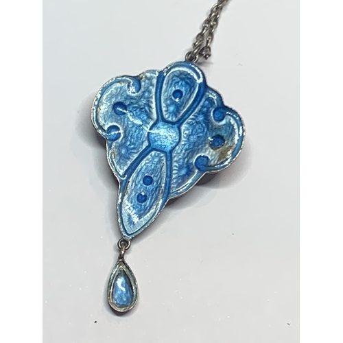 544 - AN ART NOUVEAU SILVER AND ENAMELLED PENDANT NECKLACE