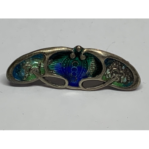 545 - AN ART NOUVEAU HALLMARKED SILVER AND ENAMELLED BUTTERFLY DESIGN BROOCH