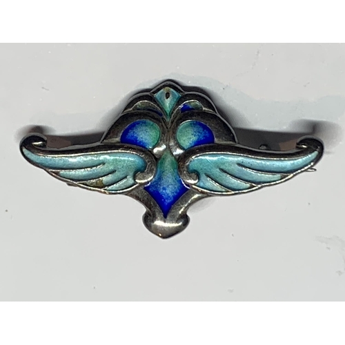 546 - AN ART NOUVEAU HALLMARKED SILVER AND ENAMELLED WING DESIGN BROOCH