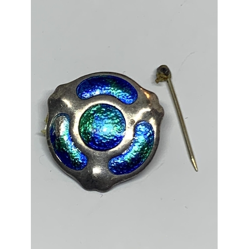 547 - AN ART NOUVEAU HALLMARKED SILVER AND ENAMELLED BROOCH, PIN A/F