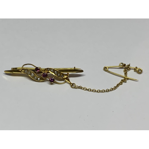 553 - A 9CT YELLOW GOLD, RUBY & SEED PEARL BROOCH, WEIGHT 1.88G