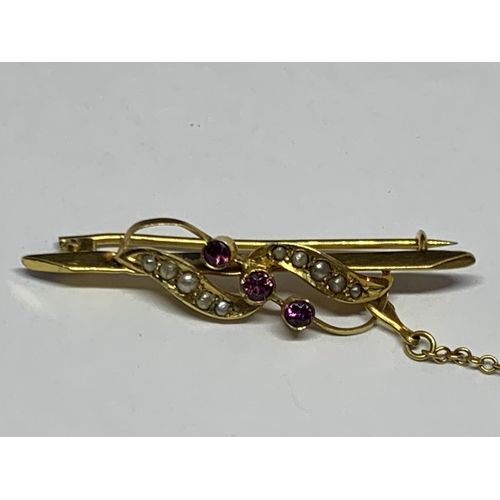 553 - A 9CT YELLOW GOLD, RUBY & SEED PEARL BROOCH, WEIGHT 1.88G