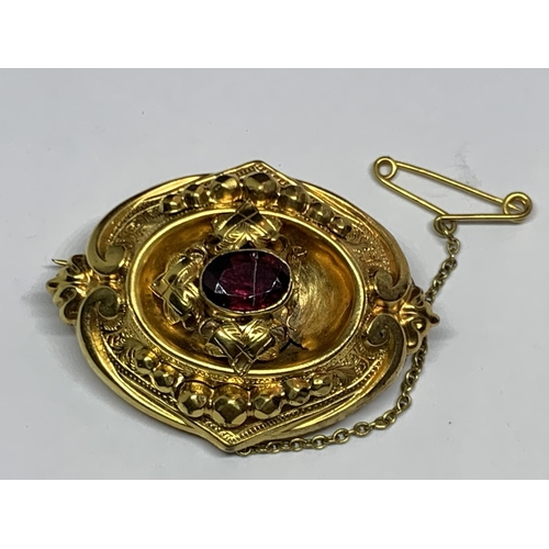 554 - A VICTORIAN GILT METAL AND GARNET STONE MEMORIAL BROOCH