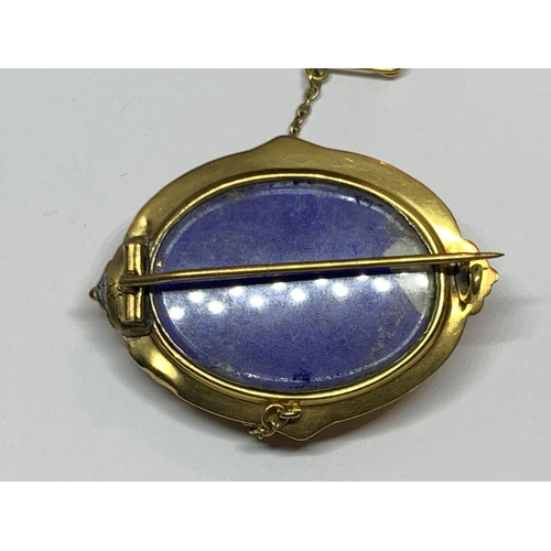 554 - A VICTORIAN GILT METAL AND GARNET STONE MEMORIAL BROOCH