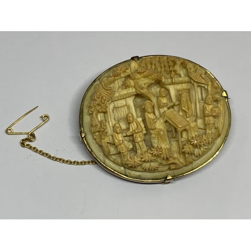 556 - A 19TH CENTURY CARVED CHINESE BROOCH SET IN 9CT YELLOW GOLD CASE, WITH A PRESENTATION BOX AND EPHEME... 