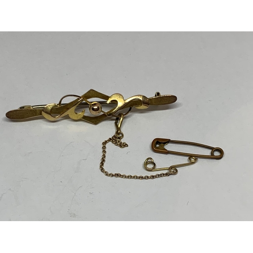 557 - A VINTAGE 9CT YELLOW GOLD PIN BROOCH, WEIGHT 1.96 G