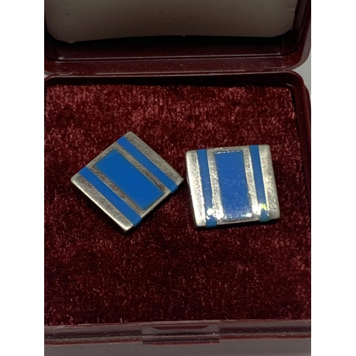 579 - A PAIR OF SILVER CUFFLINKS IN A PRESENTATION BOX