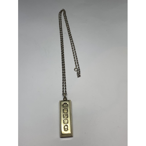 586 - A SILVER NECKLACE WITH INGOT PENDANT IN A BOX