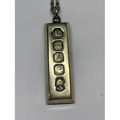 586 - A SILVER NECKLACE WITH INGOT PENDANT IN A BOX