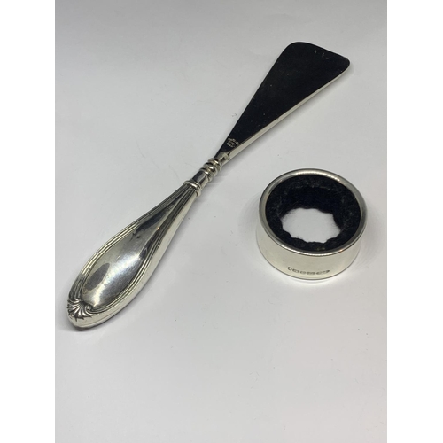 587 - A HALLMARKED BIRMINGHAM SILVER HANDLED SHOE HORN AND A 925 WINE BOTTLE SPILL RING