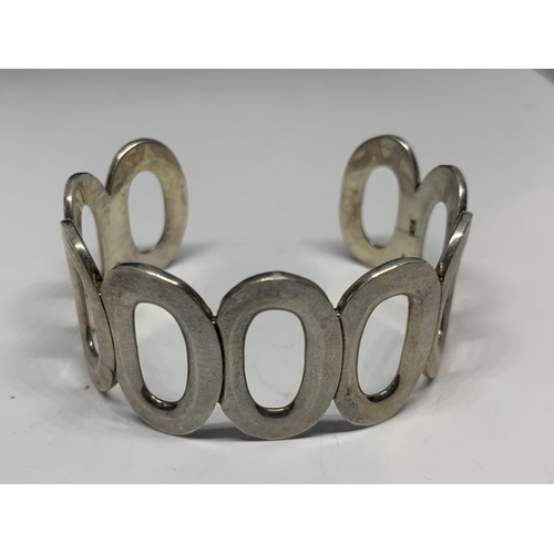 619 - A SILVER DESIGNER BANGLE