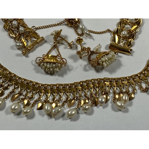 459 - AN 18CT YELLOW GOLD DECORATIVE JEWELLERY SUITE COMPRISING EARRINGS, NECKLACE & BRACELET WITH PEARL D... 