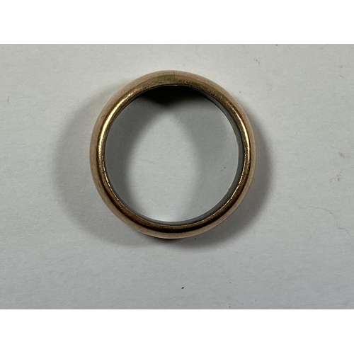 460 - A YELLOW METAL WEDDING BAND, UNMARKED