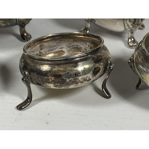 462 - A MIXED LOT OF SILVER & SILVER PLATE TO INCLUDE A PAIR OF BIRMINGHAM HALLMARKED SILVER OPEN SALTS, A... 