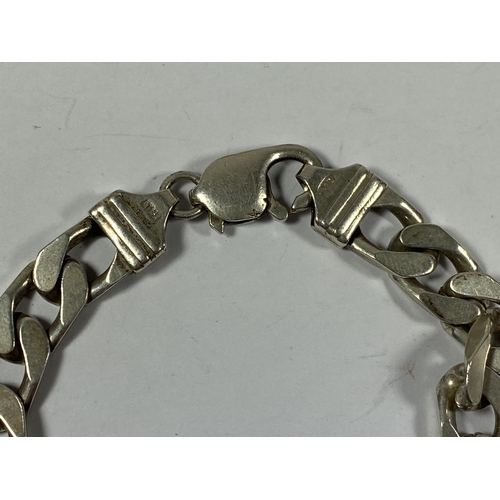 467 - A SILVER FLAT LINK CURB BRACELET, WEIGHT 35G