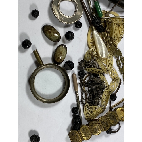 472 - A MIXED LOT OF VINTAGE JEWELLERY TO INCLUDE LADIES WATCHES, CARVED PENDANT, MIDDLE EASTERN BANGLE ET... 