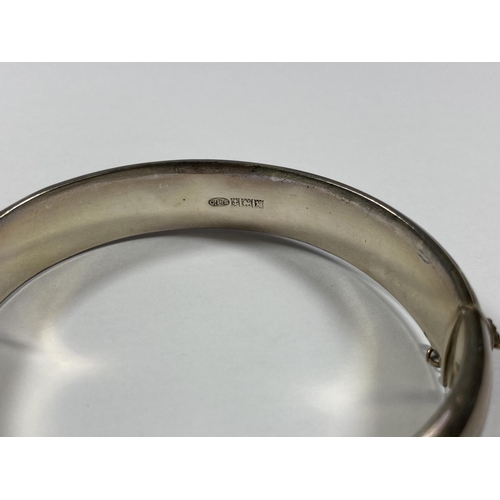 631 - A VINTAGE BIRMINGHAM HALLMARKED SILVER BANGLE, BOXED