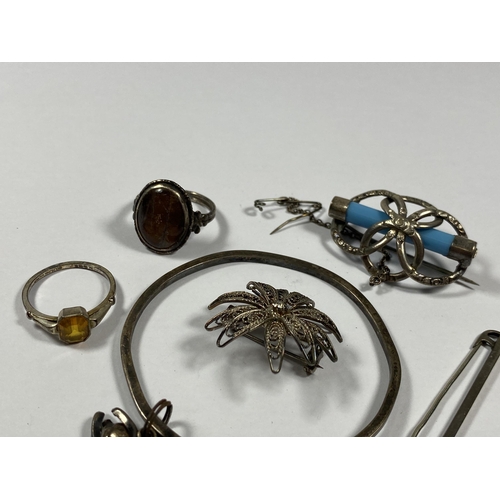 635 - A MIXED LOT OF VINTAGE JEWELLERY TO INCLUDE SILVER RINGS, FILIGREE BROOCH, BANGLE ETC