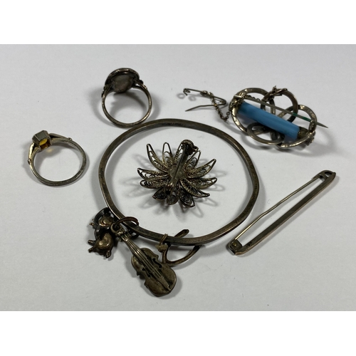 635 - A MIXED LOT OF VINTAGE JEWELLERY TO INCLUDE SILVER RINGS, FILIGREE BROOCH, BANGLE ETC