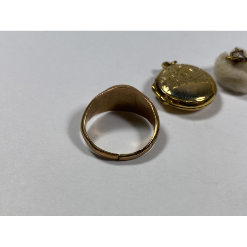 637 - THREE ITEMS TO INCLUDE A GOLD FRONT AND BACK LOCKET, ROLLED GOLD SIGNET RING A/F AND A SMALL MASONIC... 