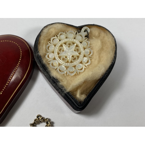 638 - A MIXED LOT OF JEWELLERY TO INCLUDE MOTHER OF PEARL PENDANT IN VINTAGE HEART SHAPED BOX, SWIVEL FOB ... 