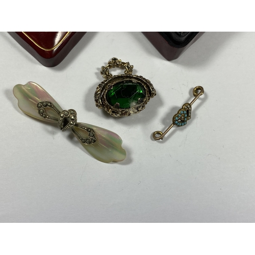 638 - A MIXED LOT OF JEWELLERY TO INCLUDE MOTHER OF PEARL PENDANT IN VINTAGE HEART SHAPED BOX, SWIVEL FOB ... 