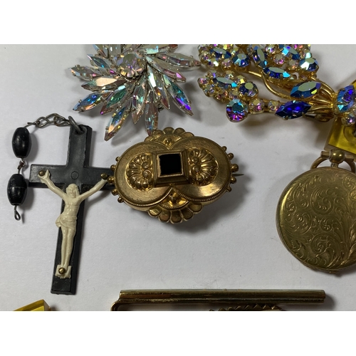 641 - A MIXED LOT OF VINTAGE COSTUME JEWELLERY TO INCLUDE GOLD PLATED LOCKET, GILT METAL VICTORIAN BROOCH ... 