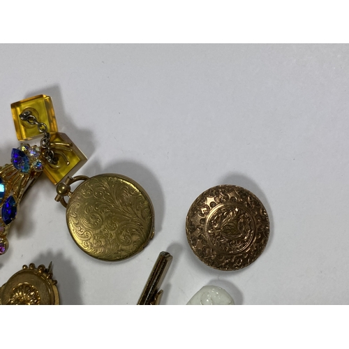 641 - A MIXED LOT OF VINTAGE COSTUME JEWELLERY TO INCLUDE GOLD PLATED LOCKET, GILT METAL VICTORIAN BROOCH ... 