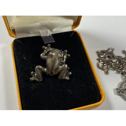 645 - A MIXED GROUP OF JEWELLERY TO INCLUDE A FROG PIN BADGE, SILVER CROSS PENDANT NECKLACE ETC