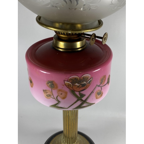 22 - A VINTAGE BRASS CORINTHIAN COLUMN OIL LAMP WITH PINK GLASS RESEVOIR, HEIGHT 67CM