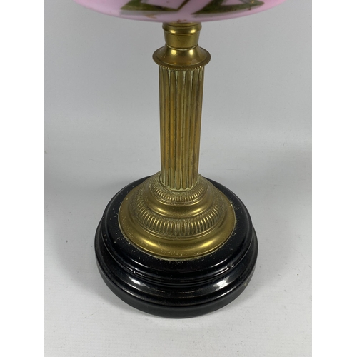 22 - A VINTAGE BRASS CORINTHIAN COLUMN OIL LAMP WITH PINK GLASS RESEVOIR, HEIGHT 67CM