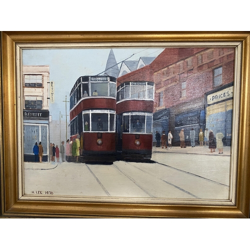 26 - A GILT FRAMED NORTHERN ART OIL PAINTING OF TRAMS, SIGNED AND DATED H.LEE, 1976, 32 X 42CM