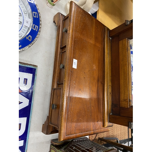 27 - A VINTAGE EMPIRE MAHOGANY DRESSING TABLE STAND WITH LOWER DRAWERS AND COLUMN SIDE, HEIGHT 87CM