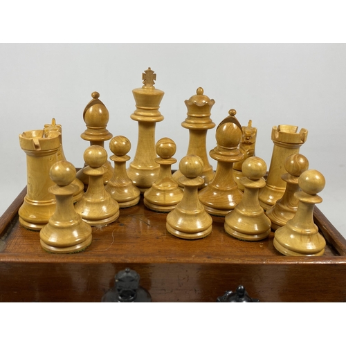 3 - A VINTAGE STAUNTON STYLE CHESS SET IN WOODEN BOX, KING HEIGHT 6.5CM