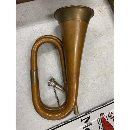 41 - A VINTAGE COPPER AND BRASS HUNTING HORN / BUGLE