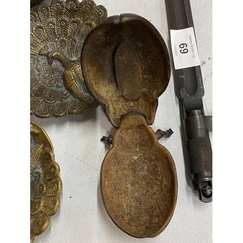 70 - A MIXED LOT OF VINTAGE ITEMS TO INCLUDE BEETLE, BRASS DISHES AND ORIENTAL BRASS BOWL