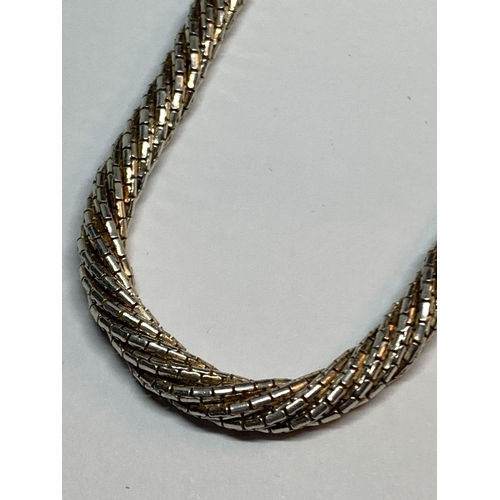 674 - A HEAVY SILVER NECKLACE